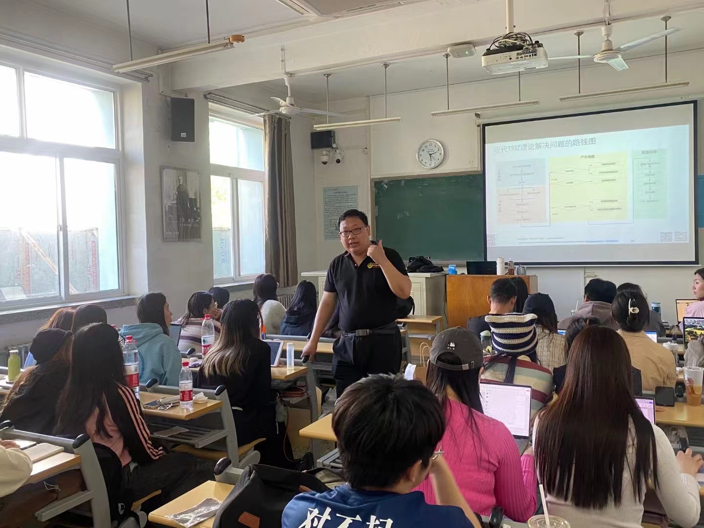 孙永伟博士应邀在北京信息科技大学讲授现代TRIZ理论体系